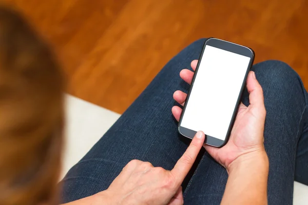 Mujer usando teléfono inteligente con pantalla en blanco —  Fotos de Stock