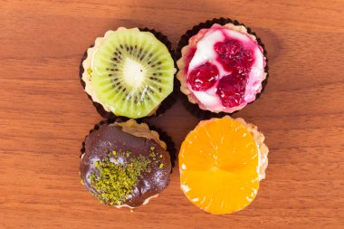 Ahşap arka plan üzerinde renkli kek