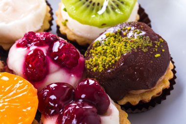 Renkli lezzetli kekler.