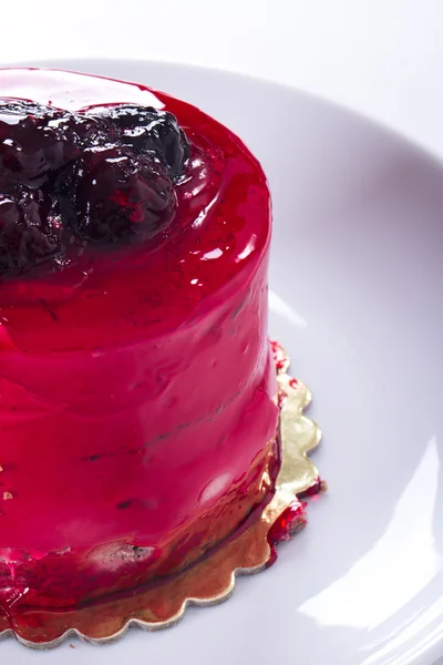 Roter Kuchen auf Teller — Stockfoto