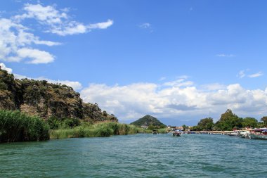 Dalyan sahil şeridi üzerinde tekne