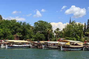 Dalyan sahil şeridi üzerinde tekne