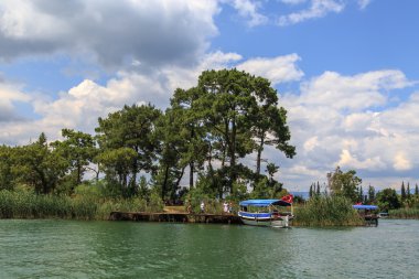 Dalyan sahil şeridi üzerinde tekne