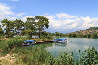 Dalyan sahil şeridi üzerinde tekne