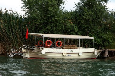 Dalyan sahil şeridi üzerinde tekne