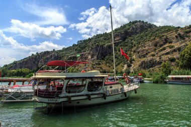 Dalyan sahil şeridi üzerinde tekne