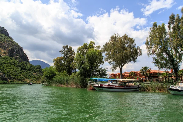 Barco en la costa de Dalyan —  Fotos de Stock