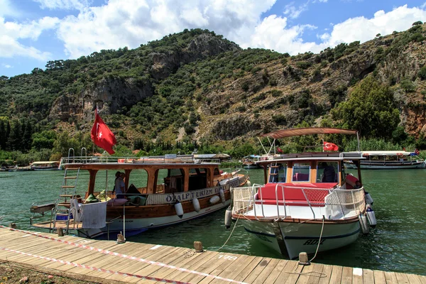 Barco na costa de Dalyan — Fotografia de Stock