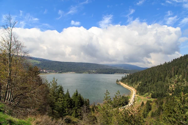 Montanha com vista para o lago — Fotografia de Stock