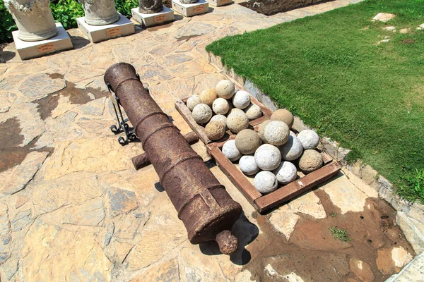 Oude cannon ball — Stockfoto