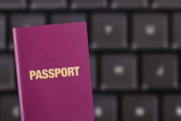 Passaporto sulla tastiera — Foto Stock