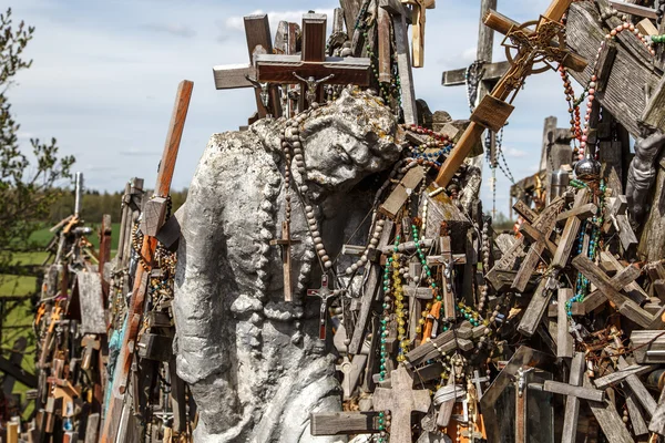 Heuvel van kruisen met Crucifix — Stockfoto