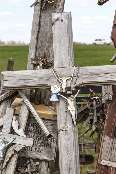 Heuvel van kruisen met houten kruizen — Stockfoto