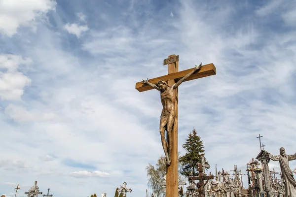 Colina de cruces con crucifijo —  Fotos de Stock