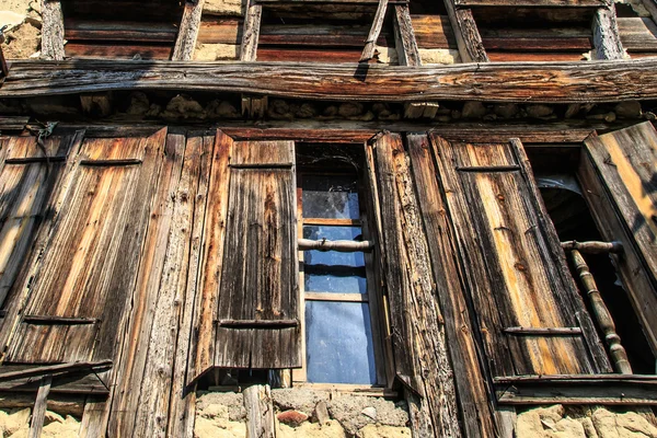 Verlaten oude huis — Stockfoto