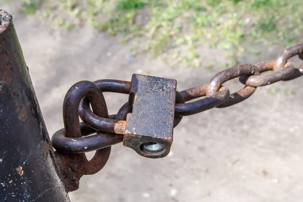Cadeado de ferro enferrujado — Fotografia de Stock