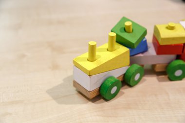 Renkli ahşap tren oyuncak