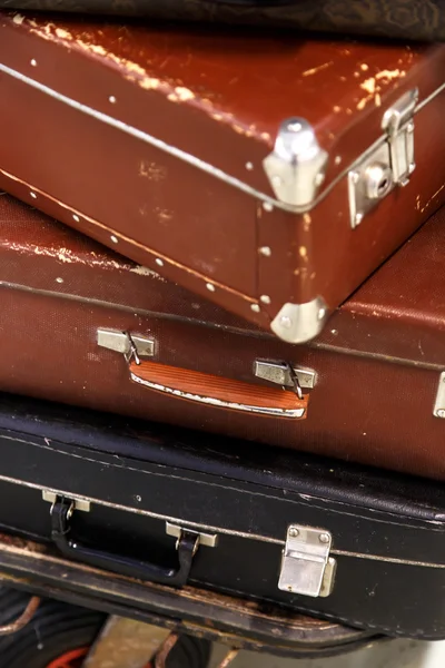 Stare walizki na koniec — Zdjęcie stockowe