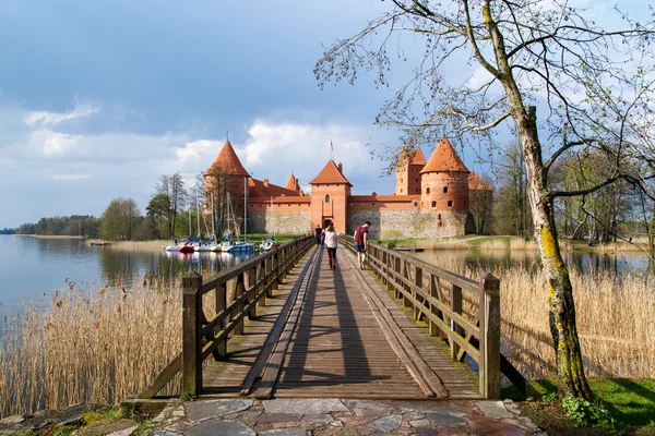 Vista al Castillo de Trakai con Puente — Foto de Stock