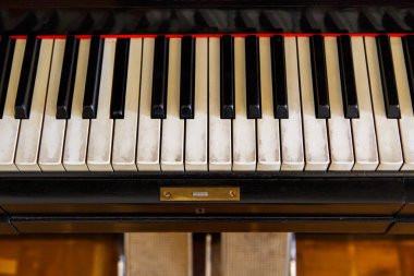 Beyaz tuşlar ile siyah piyano