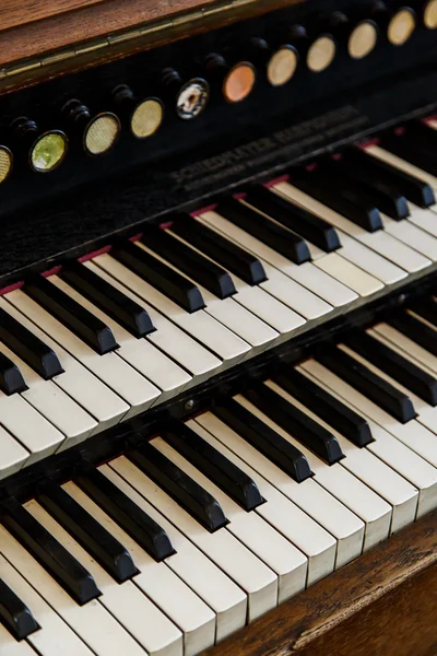 Svart Piano med vita tangenterna — Stockfoto