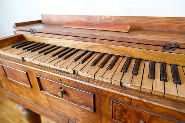 Trä gamla Piano — Stockfoto