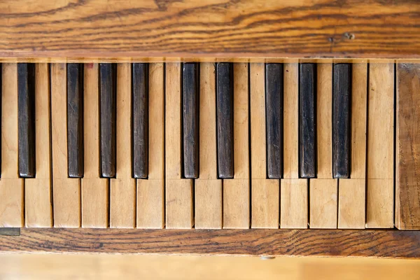 Velho piano de madeira — Fotografia de Stock