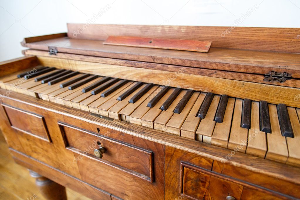vuilnis Belastingen Adolescent Wooden Old Piano Stock Photo by ©niglaynike 81709816