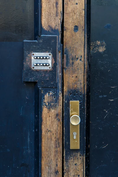 Pomo de hierro de puerta de madera —  Fotos de Stock