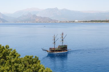 Bir yelkenli tekne ile deniz manzarası