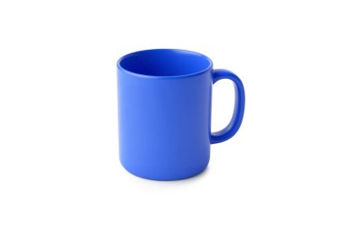 Nötr ışıklandırmalı 3D plastik bardak, izometrik perspektifte parlak, hatta aydınlatma ile gösterilir, beyaz üzerinde izole.