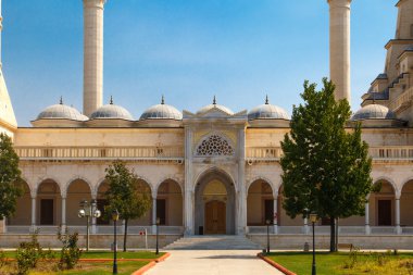 Mavi gökyüzü üzerinde Sabancı Camii