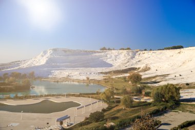 Pamukkale Hills güneş ile görünümünü