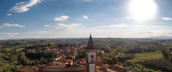 Вид на замок Конти ди
