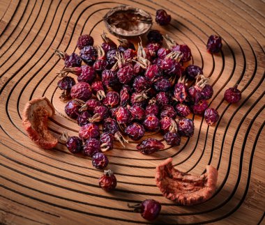 Rose hips ve kurutulmuş meyve ahşap bir gemide Kuru