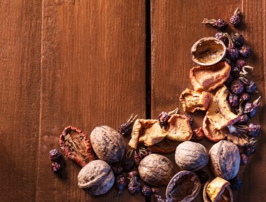 Kuruyemiş, ceviz ve kurutulmuş meyveler rose hips arka plan olarak