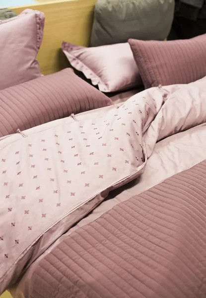 Colore pulito coperte e cuscini sul letto e divano — Foto Stock