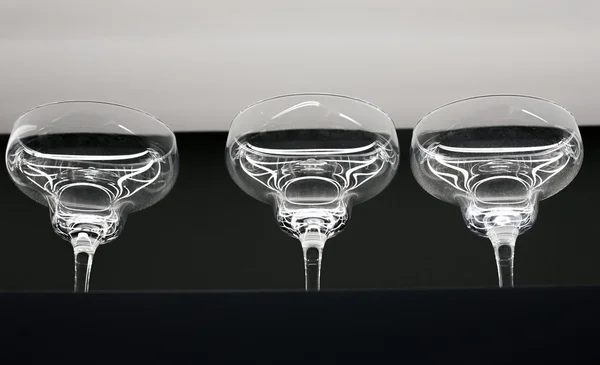 Transparente Glasgeschirr und Gläser im Regal — Stockfoto