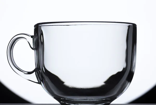 Transparenter Glasbecher auf schwarzem und weißem Hintergrund — Stockfoto