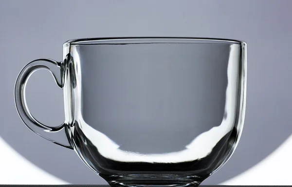 Taza de vidrio transparente sobre fondo blanco y negro — Foto de Stock