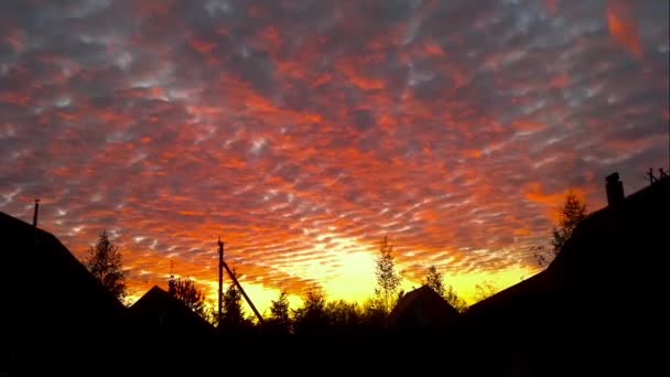 Nubes rojas moviéndose rápidamente a través del cielo después del atardecer — Vídeo de stock