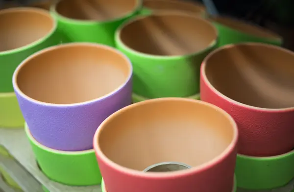 Farbige Tassen für Tee und Blumenvasen — Stockfoto
