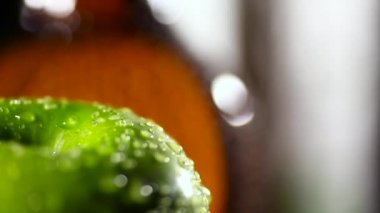 Yeşil elma ile su damla yakın çekim