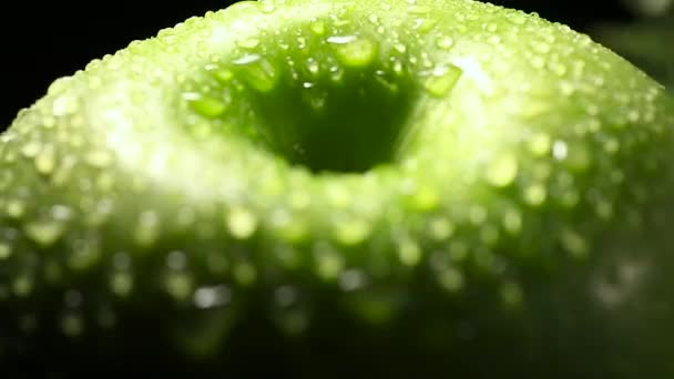 Πράσινα μήλα με γκρο πλαν σταγόνες νερό — Αρχείο Βίντεο