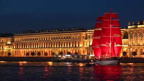 サンクトペテルブルクでの休日の緋色の帆 夜になるとドローブリッジの下に緋色の帆の船が — ストック動画