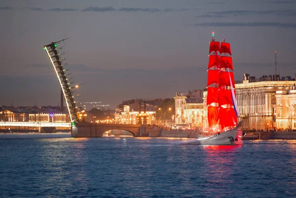 Una Nave Vela Naviga Notte Sul Fiume Neva Nei Raggi — Foto Stock