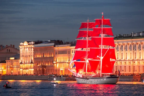 Sailing Ship Sails Night Neva River Rays Searchlights Holiday Scarlet — Stock Photo, Image