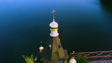 St. Andrew Kilisesi Rusya 'nın St. Petersburg kentindeki Vuoksa Nehri' nde kuş bakışı 4k 'lık bir videodan çağrıldı.