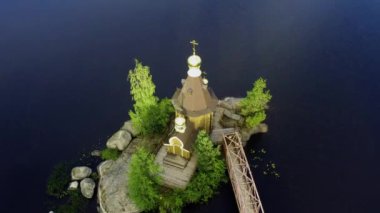 St. Andrew Kilisesi Rusya 'nın St. Petersburg kentindeki Vuoksa Nehri' nde kuş bakışı 4k 'lık bir videodan çağrıldı.