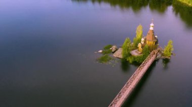 St. Andrew Kilisesi Rusya 'nın St. Petersburg kentindeki Vuoksa Nehri' nde kuş bakışı 4k 'lık bir videodan çağrıldı.